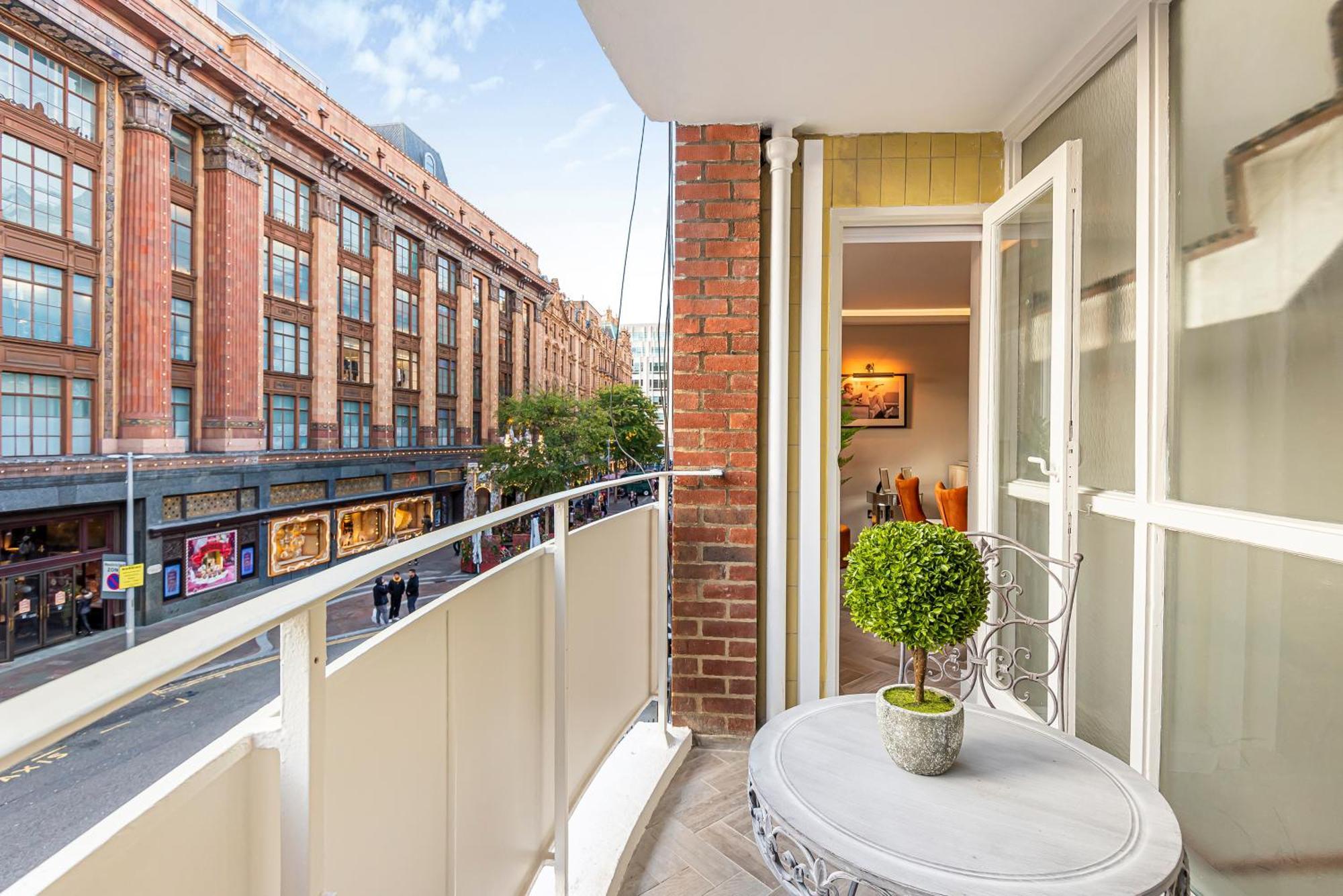 Luxury Living In Knightsbridge Private Balcony View Of Harrods, 2Br2Ba With Ac ลอนดอน ภายนอก รูปภาพ